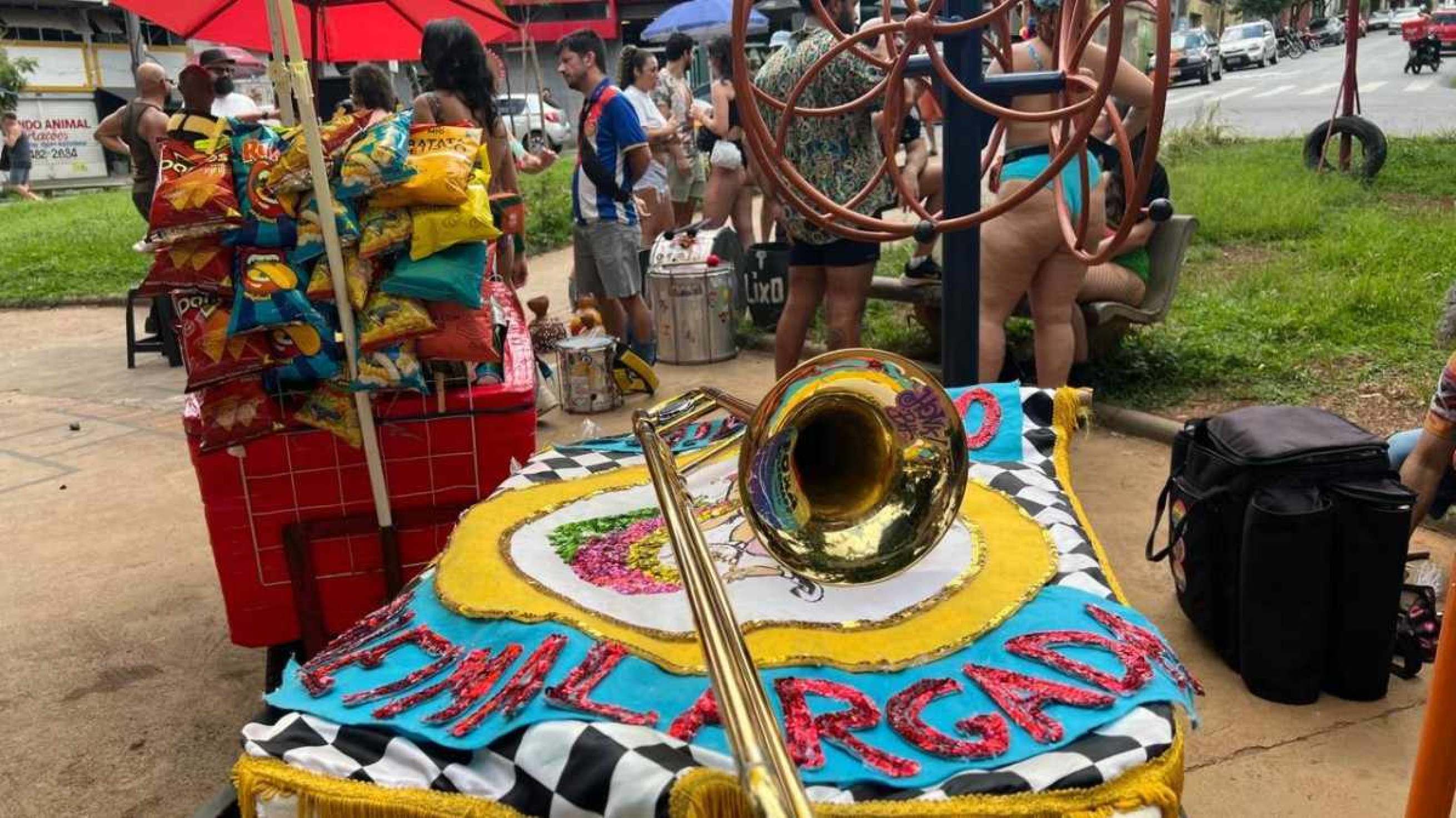 Foliões se reuniram na Praça Santa Rita, no Bairro Esplanada, para acompanhar o bloco Unidos do Queima Largada