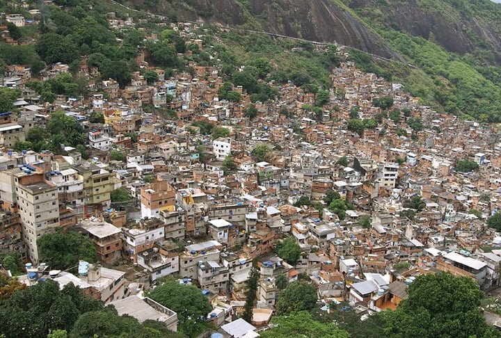 Mais de 16 milhões de pessoas residem nessas áreas, número que representa 8,1 % da população brasileira. Os estados de São Paulo, Rio de Janeiro e Pernambuco concentram 46,1% das comunidades. Veja a seguir as maiores favelas e comunidades do país por número de moradores.

