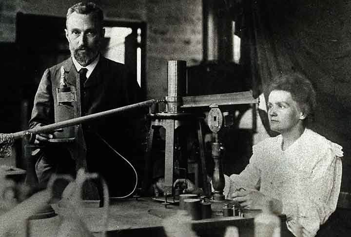 Marie Curie - Batizada Maria Sklodowska, a cientista nascida na Polônia foi a primeira mulher a ganhar o Nobel. Ela levou o prêmio de Física por seus estudos sobre a radioatividade. 
