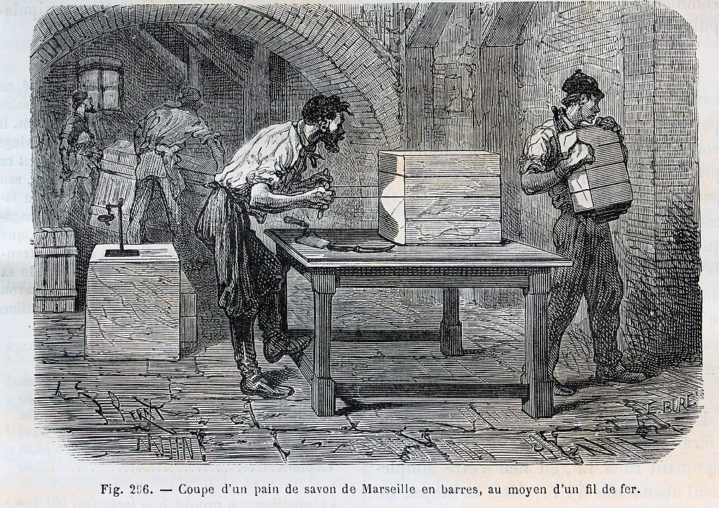 Durante o século XVI, a Inglaterra desenvolveu sua indústria de sabão, enquanto os holandeses produziam grandes quantidades para exportação. Seu uso tornou-se mais acessível. A Revolução Industrial transformou a produção de sabonetes, tornando-os mais baratos e disponíveis. Métodos químicos modernos permitiram a produção em massa.
-domínio público