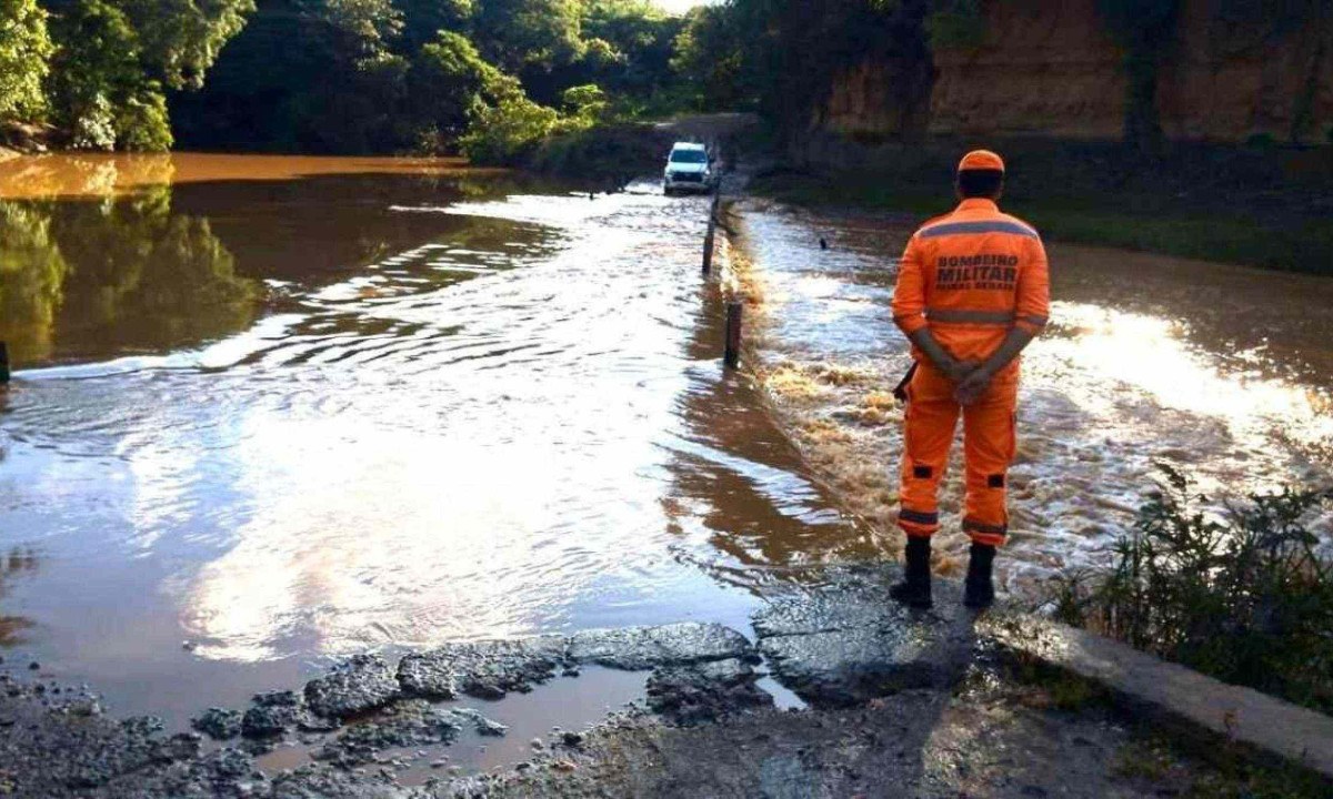 Corpo de Bombeiros faz buscas no Rio Verde Grande, em Glaucilândia -  (crédito: Corpo de Bombeiros)