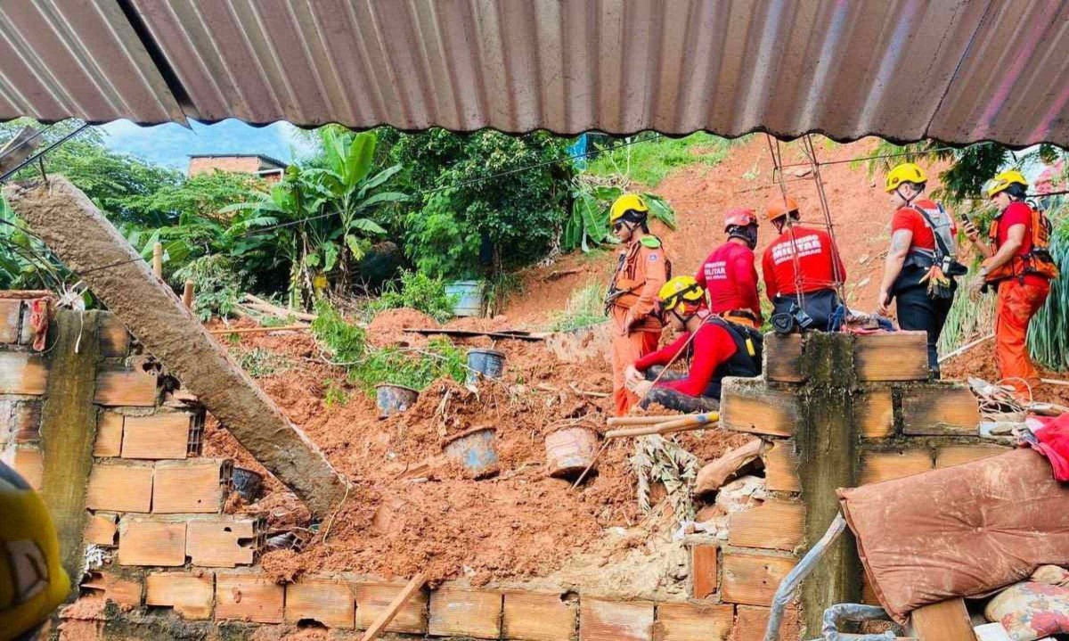 Chuva matou sete pessoas e deixou três desaparecidos em Ipatinga, na madrugada deste domingo (12/1)

 -  (crédito: CBMMG)