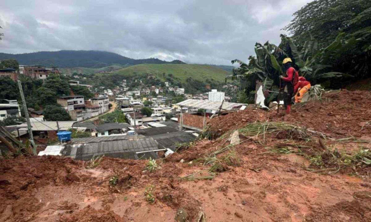 Chuva matou cinco e pessoas e deixou três desaparecidos em Ipatinga, na madrugada deste domingo (12/1)
 -  (crédito: CBMMG)