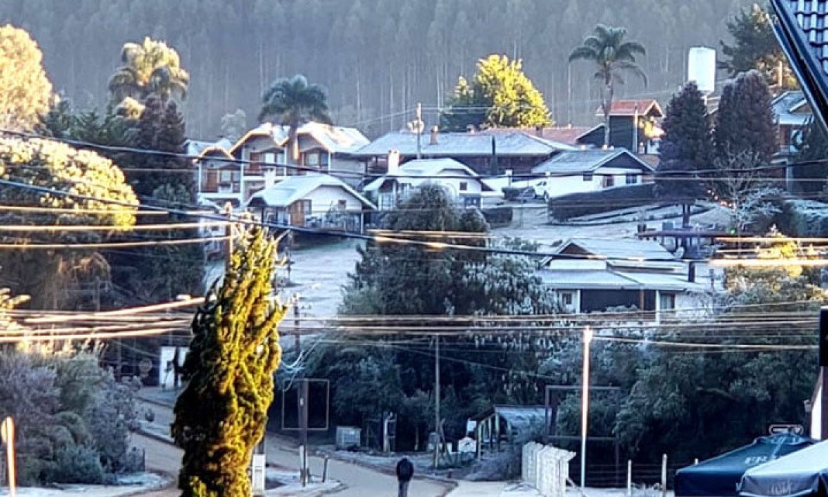Monte Verde (MG) - Fica na divisa de Minas Gerais com São Paulo, na Serra da Mantiqueira, a 1.555 metros de altitude. Daí o frio, na faixa de 2ºC no inverno. Tem 4.200 habitantes. - (crédito: Twitter @Monte_Verde_MG)