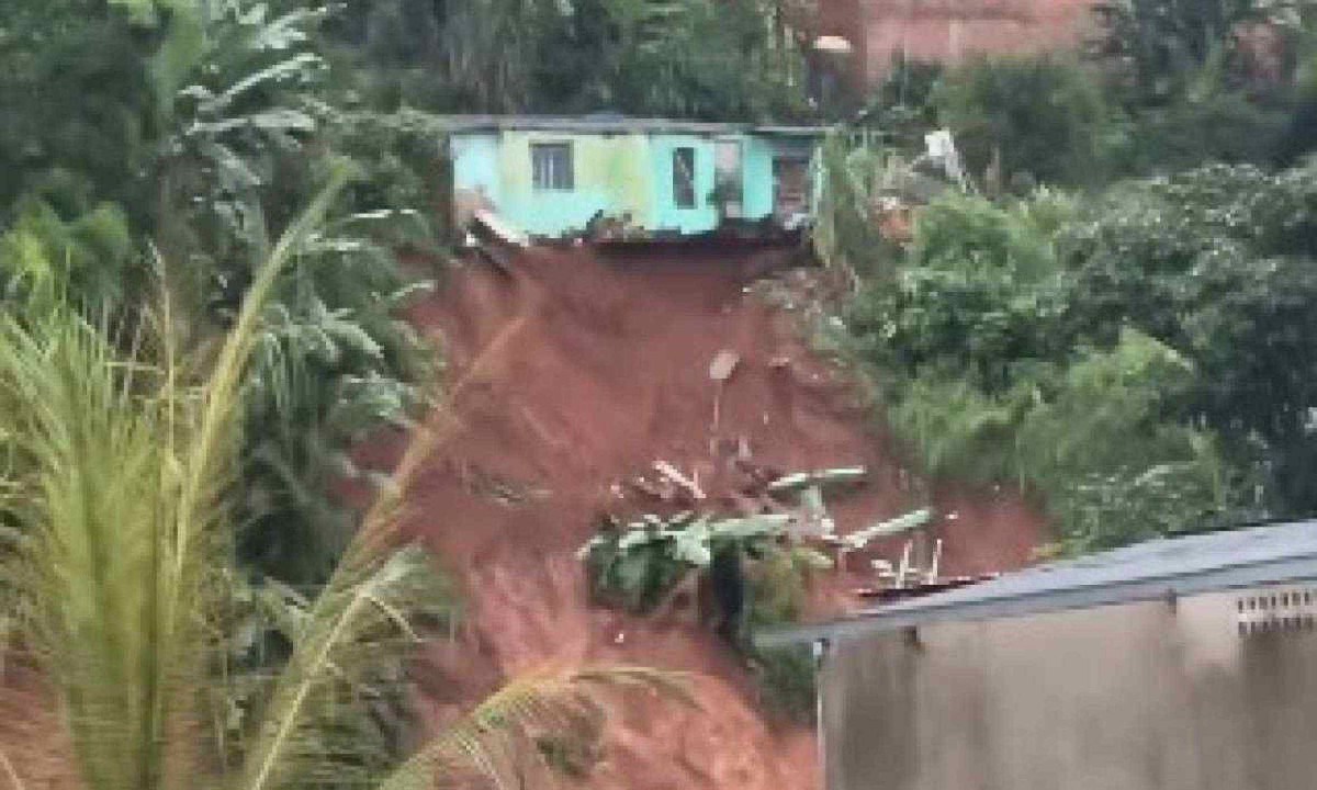 Criança de 8 anos morreu soterrada no bairro Bethânia, em Ipatinga -  (crédito: Redes Sociais)
