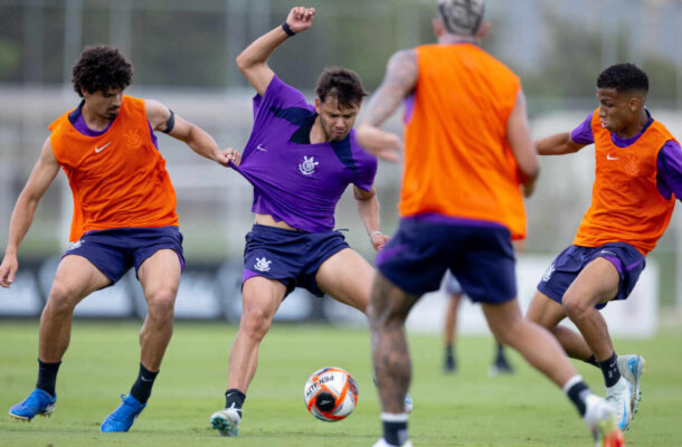 Corinthians realiza treino tático, e Ramón esboça escalação