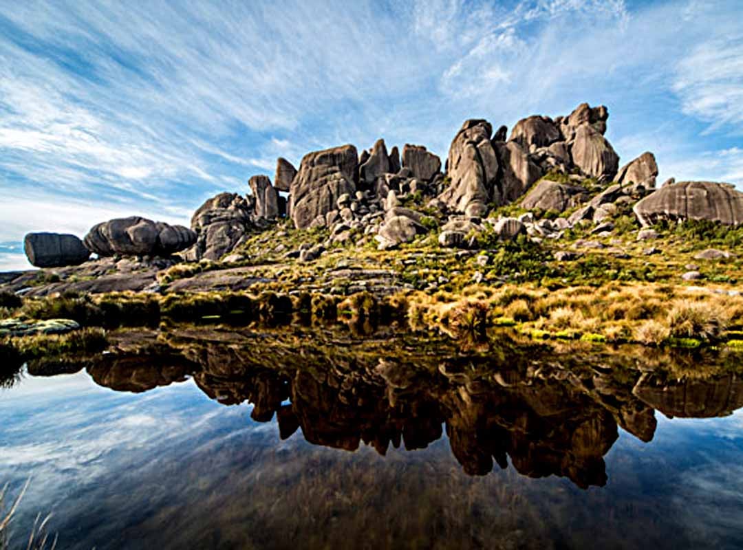 Itatiaia registrou em 2/1 o recorde de menor temperatura de 2025 no Brasil até o momento. Nesse dia, os termômetros apontaram 2,5ºC no município fluminense. Em maio do ano passado, o Parque Nacional do Itatiaia (foto) chegou a marcar -8,5ºC, no que foi a menor temperatura em um local do país em 2024 até aquele instante. 
