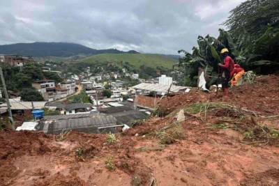 Chuva matou cinco e pessoas e deixou três desaparecidos em Ipatinga, na madrugada deste domingo (12/1)
 -  (crédito: CBMMG)