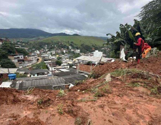 Chuva matou sete pessoas e deixou três desaparecidos em Ipatinga, na madrugada deste domingo (12/1)
 -  (crédito: CBMMG)