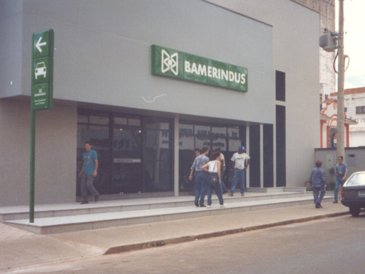 Banco Mercantil e Industrial do Paraná S/A - Conhecido como Bamerindus a partir de 1971, a instituição surgiu ainda no fim dos anos 20, no Paraná, Entre os anos 70 e 80 foi um dos maiores bancos da América do Sul. 
