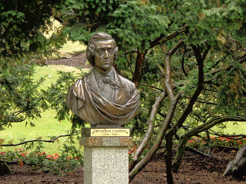 Chopin é uma das personalidades mais ilustres da história da Polônia. Ele nomeia o aeroporto da capital Varsóvia e outros espaços públicos do país europeu, além de ser homenageado com estátuas. Veja a seguir outros polacos famosos. 
