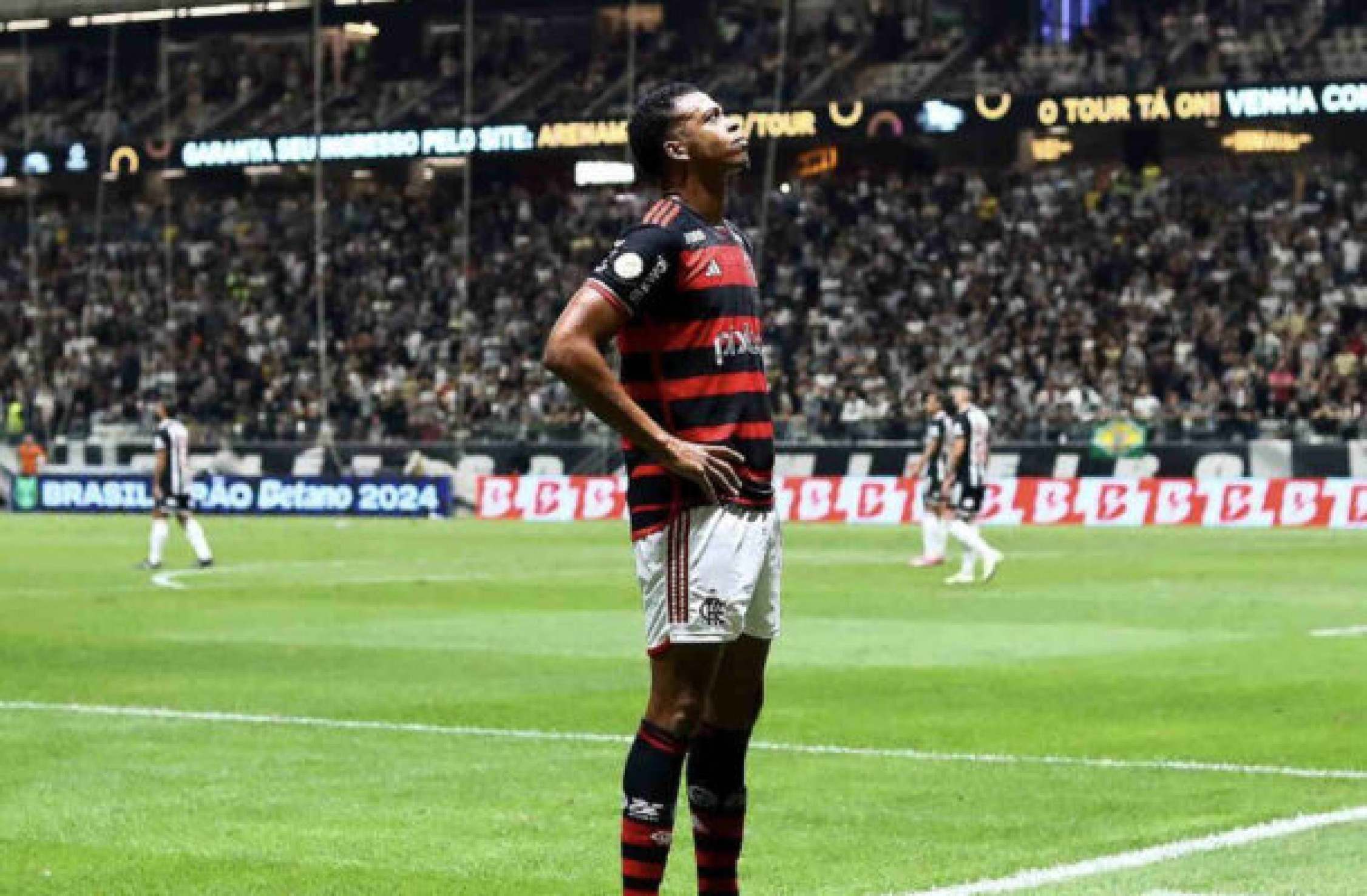 Carlinhos deixa futuro em aberto e despista: “Estou focado no Flamengo”