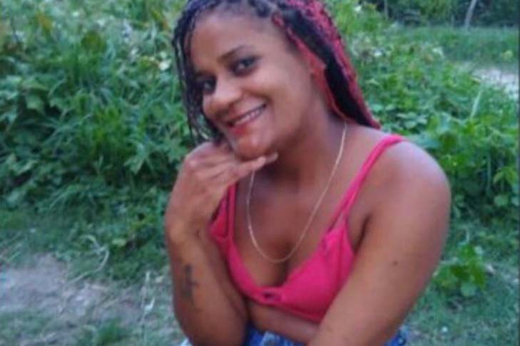 Em 25/5, a cabeleireira Márcia Soares, 26 anos, morreu ao levar choque em celular ligado na tomada em Lagoa do Carro (PE). 