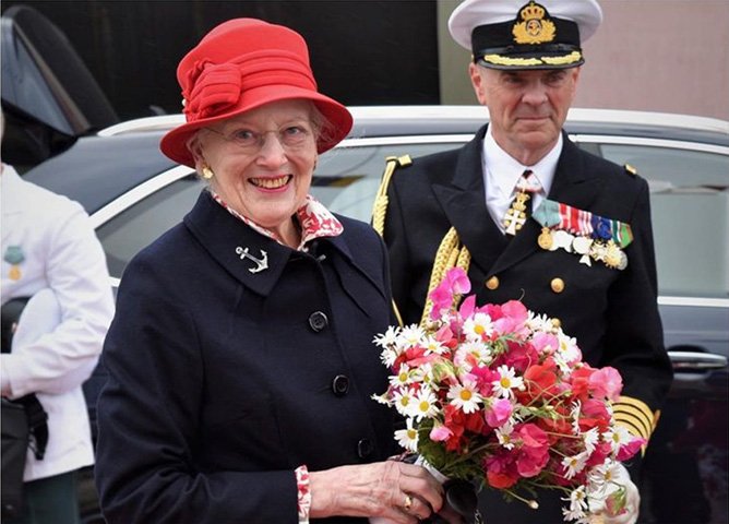 A atual monarca é a Rainha Margrethe II, enquanto o Primeiro-Ministro, atualmente Mette Frederiksen, chefia o governo. A rainha cumpre funções representativas e protocolares.