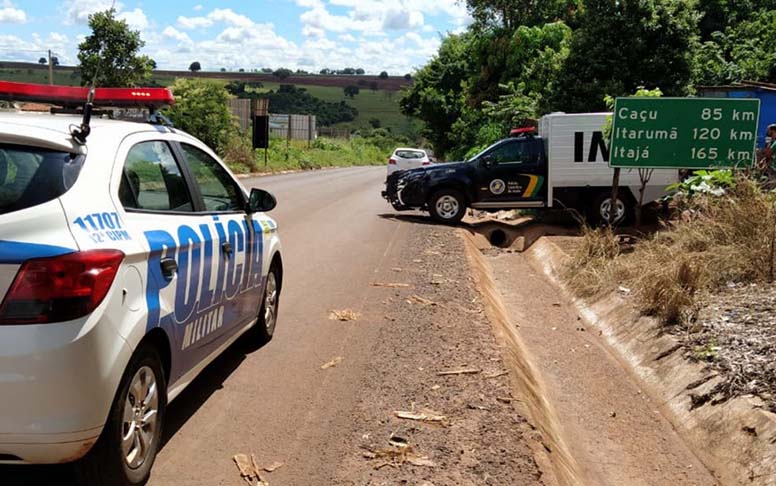  Em 28/2, uma menina de 10 anos morreu ao colocar o celular para carregar, usando uma extensão que estava com o fio descascado, em Quirinópolis (GO). 