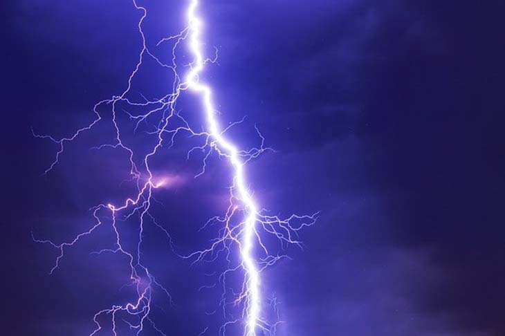 A atenção deve ser redobrada em dias de temporal, com raios e trovões. O celular pode ser usado normalmente, mas a pessoa não deve manuseá-lo enquanto estiver carregando. Um raio na região pode fazer a descarga elétrica se expandir, atingindo o dispositivo móvel. 