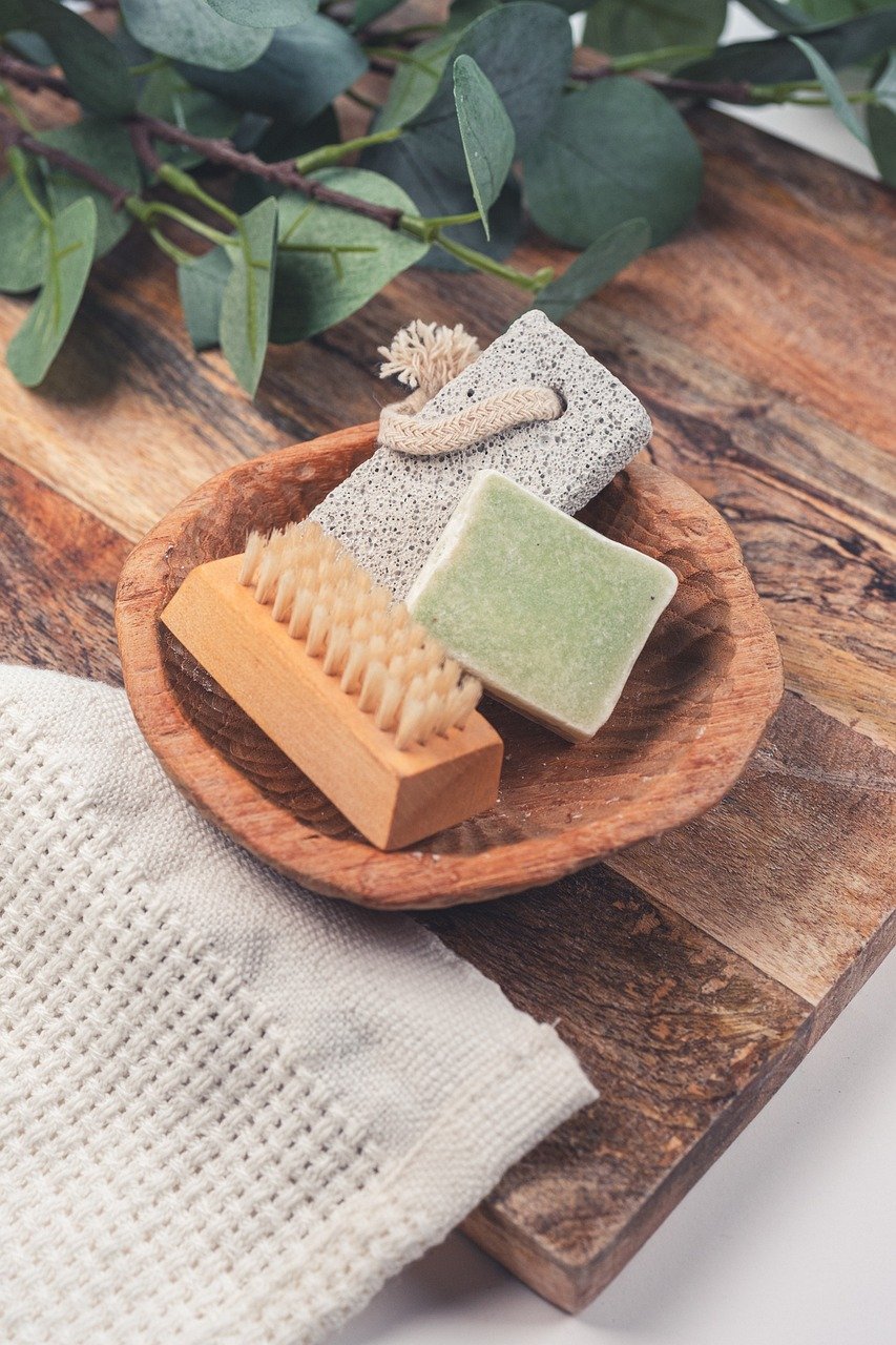 O sabonete, item essencial para a higiene moderna, tem uma história rica que remonta a milhares de anos. Ele evoluiu de misturas rudimentares para sofisticados produtos industriais usados em todo o mundo.-