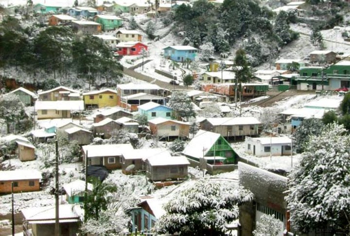 Urubici (SC) - Fica a 918m de altitude e tem 11 mil habitantes. No cume do Morro da Igreja (1.822 metros), o ponto mais alto habitado do sul do Brasil, foi registrada, extraoficialmente, a temperatura mais baixa do país: ?17,8 °C, em 29/6/1996.