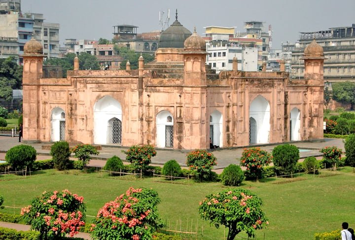 Bangladesh é um pequeno país asiático que faz fronteira com Índia e Myanmar. A comercialização de bebida alcoólica se limita a moradores e visitantes estrangeiros em uma lista restrita de bares, restaurantes e hotéis. 