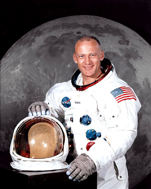 20 de Julho é a data que marca a chegada do homem à Lua (em 1969). Dos três astronautas da Apollo 11, apenas um está vivo. Nascido em 20/01/1930, Buzz Aldrin está prestes a fazer 95 anos e é tão popular no imaginário coletivo que inspirou um personagem da animação. 