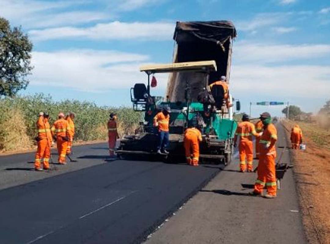 O fato de o Brasil ser um paÃ­s extenso e que prioriza o transporte rodoviÃ¡rio no escoamento da produÃ§Ã£o leva a uma maior saturaÃ§Ã£o do asfalto, encurtando sua vida Ãºtil.