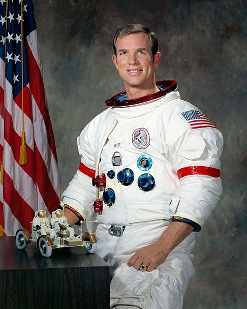 David Scott - Nascido em 6/6/1932. Formado pela Universidade de Michigan/Academia Militar dos EUA. Pisou na Lua em 31/7/1971.