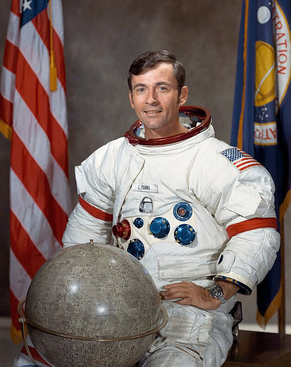 John Young - Nascido em 24/9/1930. Formado pelo Instituto de Tecnologia da Georgia. Pisou na Lua em 21/4/1972. Morreu em 5/1/2018, aos 87 anos. 