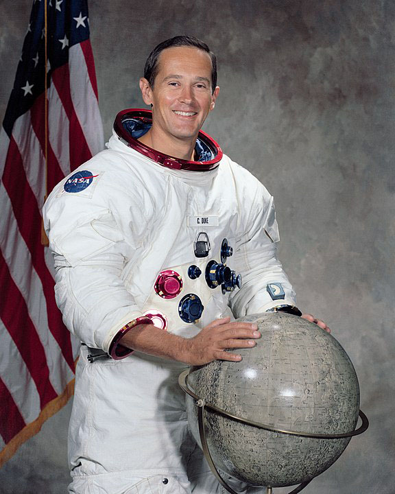 Nascido em 3/10/1935, ele tornou-se o astronauta mais novo a colocar os pés na Lua. Foi em 21/4/1972, três anos depois de Buzz Aldrin. Na época, Charles tinha 36 anos. 
