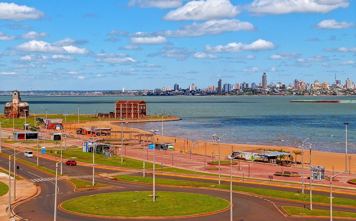 A cidade tem três belas praias de água doce, à margem do rio Paraná - San José, Mbói Ka'e e Pacu Cua -  com areia de cor intensa, limpa, e uma orla propícia também a caminhadas. 