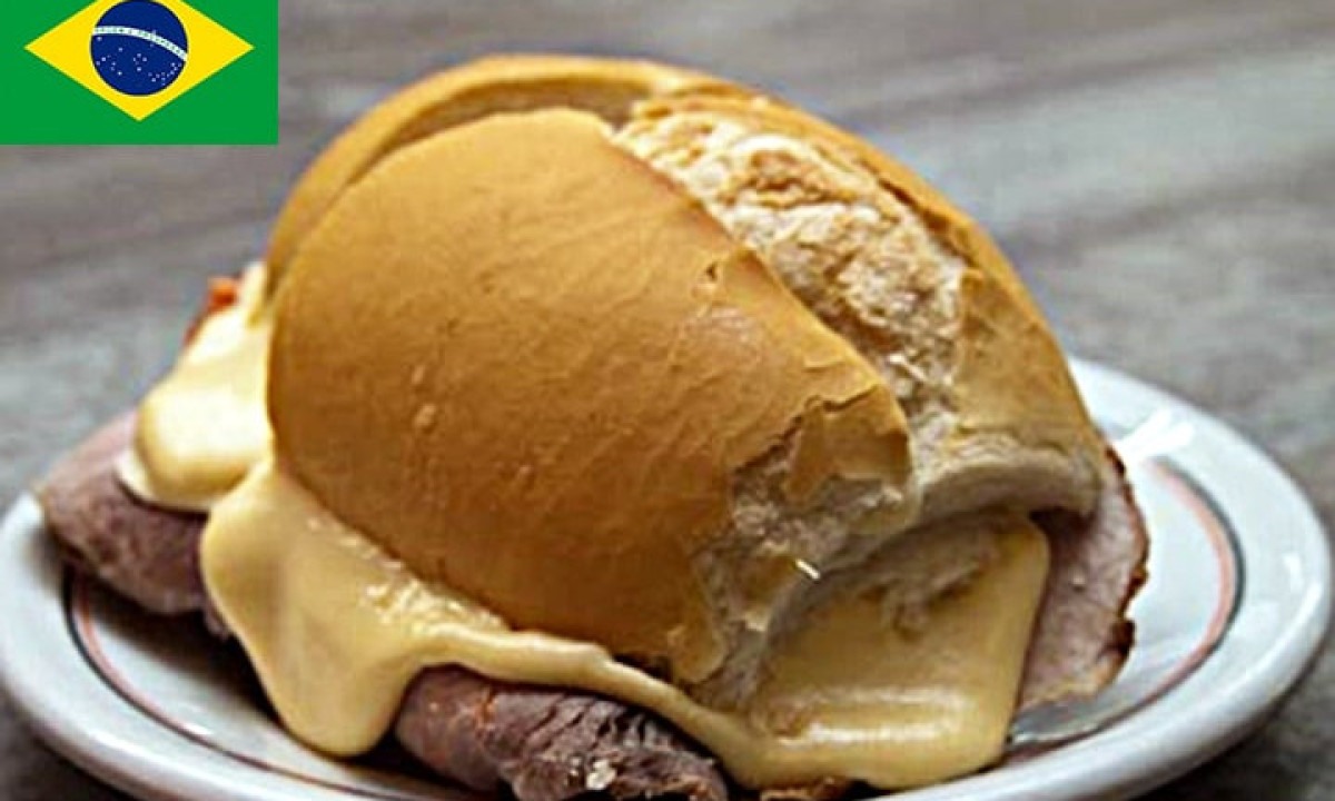  Diferentemente do que muitos pensam, o lanche não é uma homenagem à cidade paulista de Bauru. Mas sim ao seu criador, Casemiro Pinto Neto, apelidado de Bauru, por ter nascido no município. Frequentador do restaurante Ponte Chic, ele pediu esse tipo de sanduíche e a ideia tornou-se um sucesso. -Zé Carlos Barreta - Wikimédia Commons