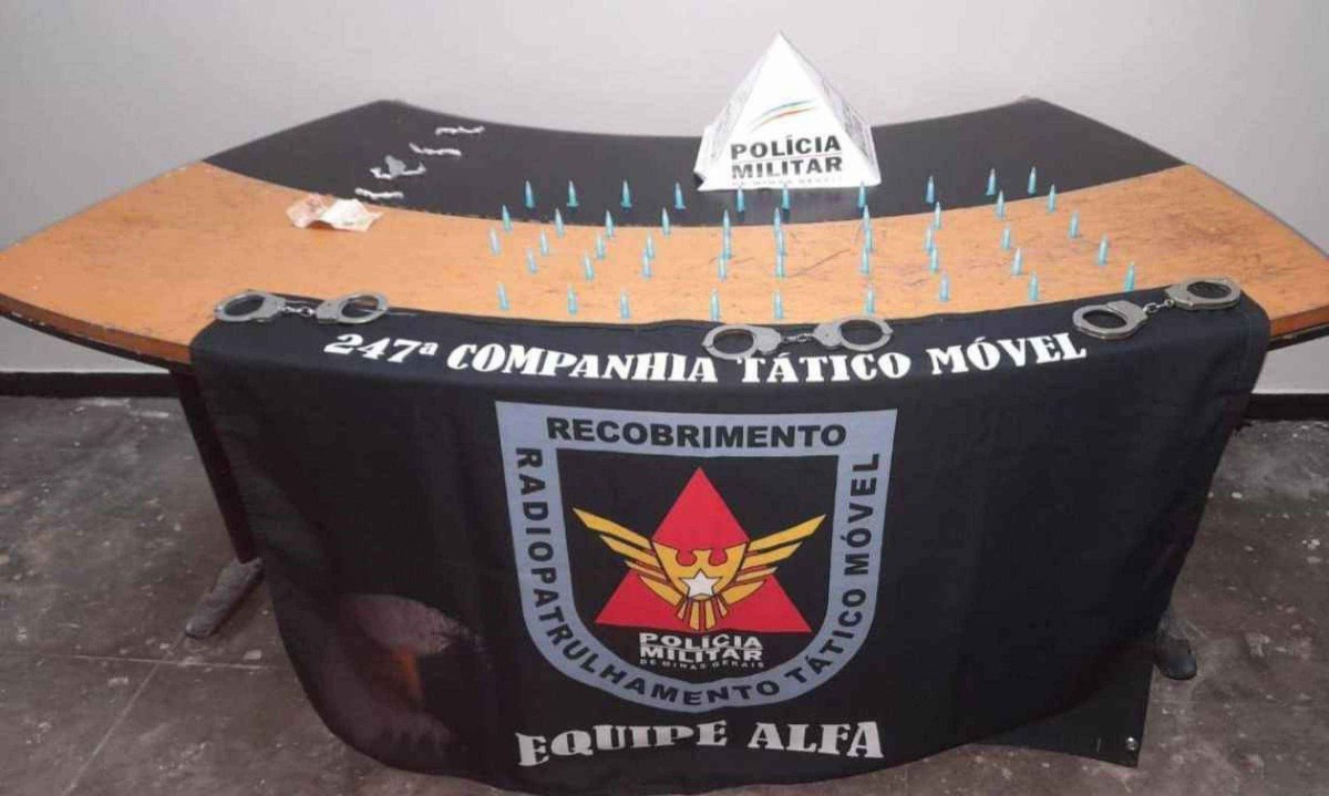 Grupo foi encontrado com crack e pinos de cocaína -  (crédito: 247ª Batalhão de Polícia Militar)