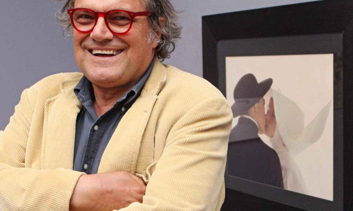 O fotógrafo italiano Oliviero Toscani posa em frente ao seu quadro 