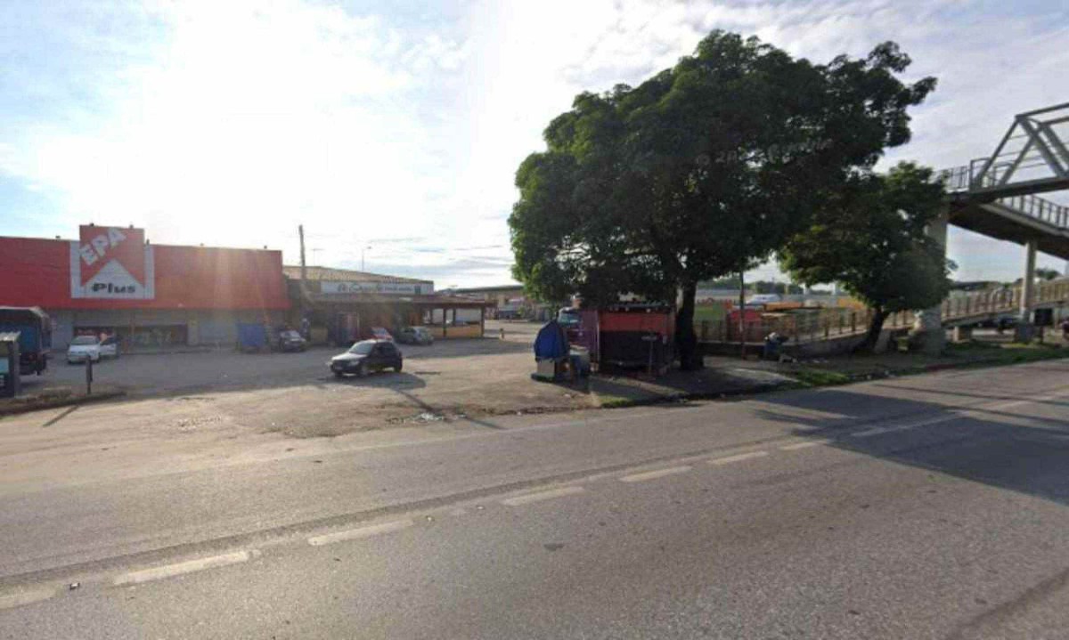 O motoqueiro derrapou e caiu na pista, em frente a unidade do Supermercado Epa -  (crédito: Reprodução/Google Maps)