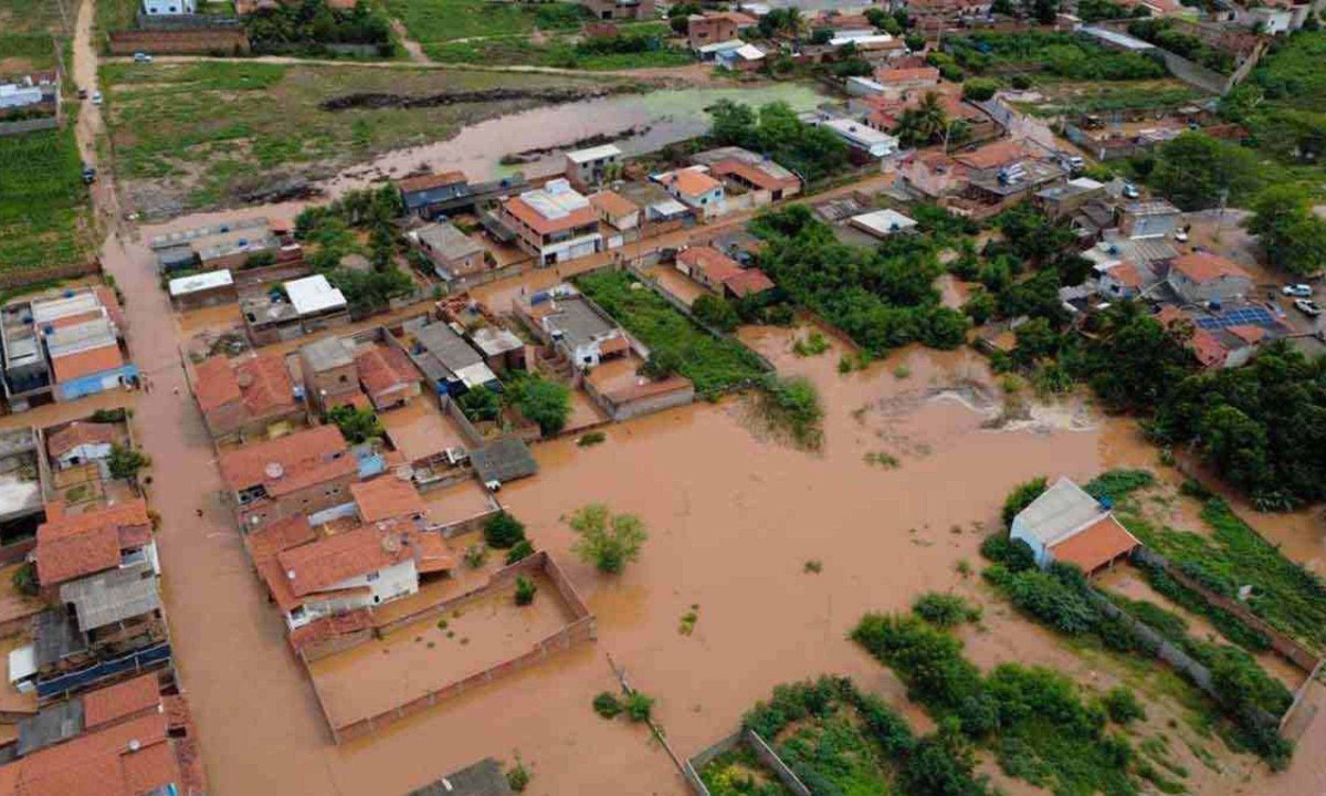 Vista aérea da cidade de Espinosa, no extremo Norte de Minas, onde o Rio São Domingos transbordou, inundando vários bairros  -  (crédito: Prefeitura de Espinosa/Divulgação)