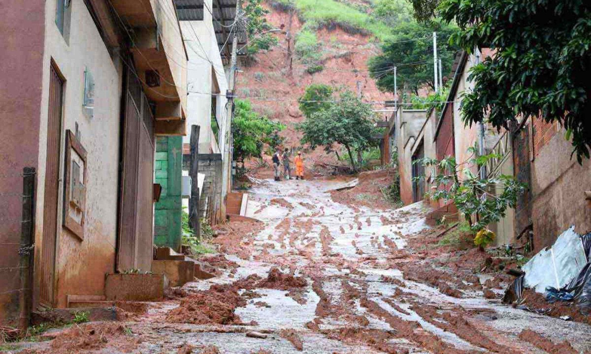 A tragédia do fim de semana acendeu o alerta para a vulnerabilidade das populações 
em áreas de risco: só em Ipatinga, Morreram 10 pessoas, entre elas duas crianças -  (crédito: Gil Leonardi/Imprensa MG)