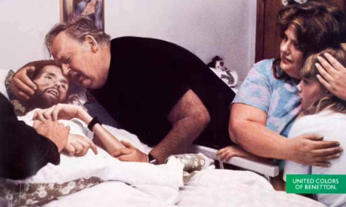 Em 1992, campanha da Benetton retratou o drama da Aids com o militante David Kirby no leito de morte -  (crédito: Oliviero Toscani/Benetton/reprodução)