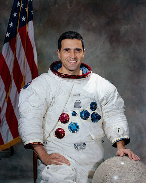 Harrison Schmitt - Nascido em 3/7/1935. Formado pela Caltech/ Universidade de Oslo/Universidade de Harvard. Pisou na Lua em 11/12/1972.  