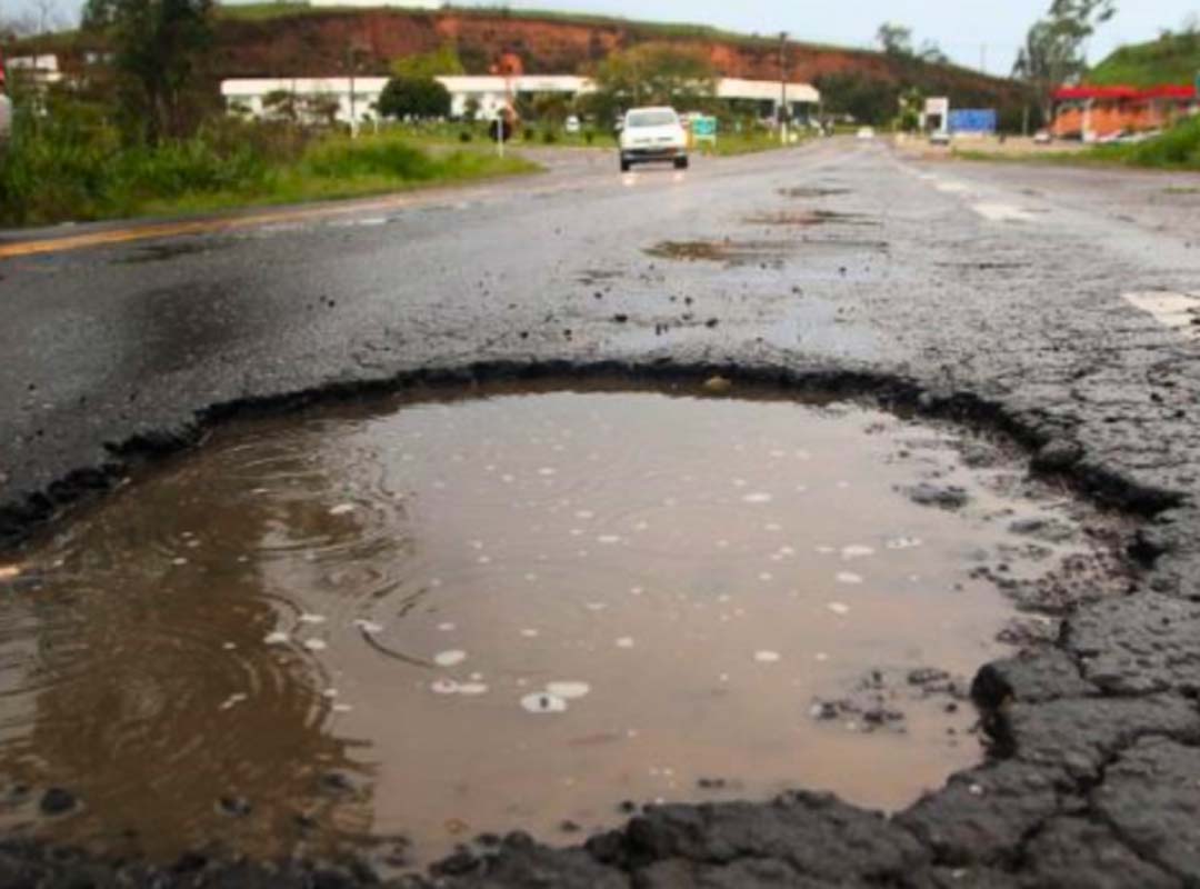 Problemas estruturais no projeto de uma via, por exemplo, podem provocar buracos. Entre as falhas de planejamento estão as que não levam em consideração fatores climáticos na concepção.