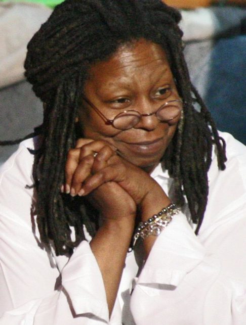 Whoopi Goldberg:  Uma das poucas artistas a ganhar os quatro principais prêmios na indústria de entretenimento dos EUA: Emmy, Grammy, Oscar e Tony. Imagine as viagens para tantos compromissos? Mas a atriz já declarou que evita fazer viagens aéreas, sempre que pode.