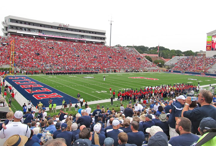 Também há o “Vaught-Hemingway Stadium”, na cidade de Oxford, no Mississipi, que também é voltado para jogos de futebol americano, principalmente da equipe da universidade do Mississipi. O estádio consegue acomodar 64 mil espectadores. 