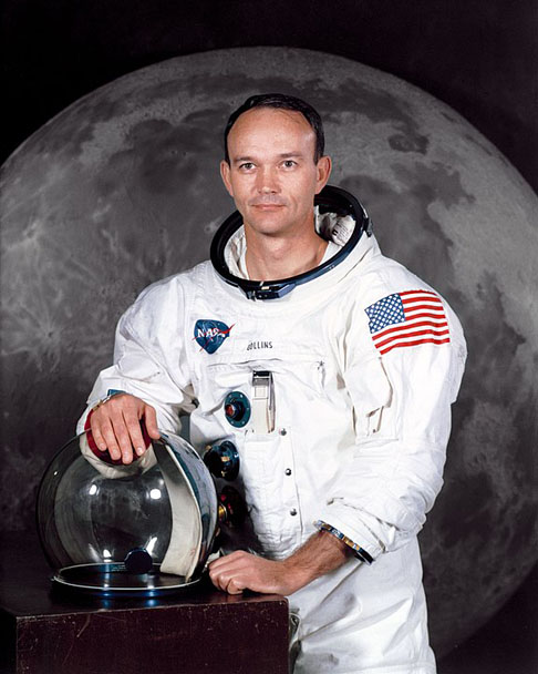 O terceiro tripulante, Michael Collins, de 38 anos, ficou na nave. Não teve o gostinho de pisar no solo lunar, mas estava logo ali. Enquanto Collins cuidava dos controles da nave, Armstrong e Aldrin coletavam materiais. Ao todo, eles ficaram cerca de 21 horas e meia na Lua. 