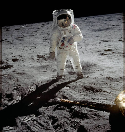 Na hora do feito, Armstrong disse aquela que viria se tornar uma das frases mais famosas da história: “Um pequeno passo para um homem, um salto gigante para a humanidade”. 