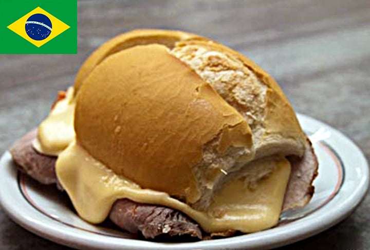  Diferentemente do que muitos pensam, o lanche não é uma homenagem à cidade paulista de Bauru. Mas sim ao seu criador, Casemiro Pinto Neto, apelidado de Bauru, por ter nascido no município. Frequentador do restaurante Ponte Chic, ele pediu esse tipo de sanduíche e a ideia tornou-se um sucesso. 