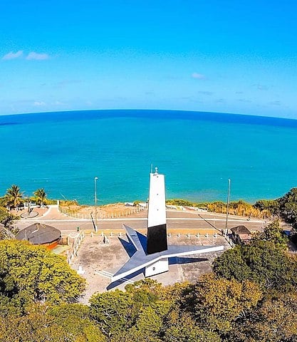 A Ponta do Seixas tambÃ©m Ã© o ponto mais a leste do continente americano, jÃ¡ que o Brasil Ã© banhado pelo Oceano AtlÃ¢ntico. Ao lado da ponta do Seixas, sobre uma falÃ©sia constantemente erodida pelas ondas, fica o farol do Cabo Branco.