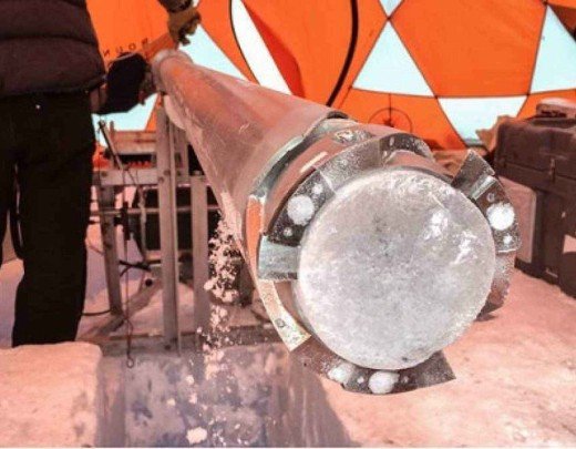 科学者が南極で120万年前の氷床コアを回収