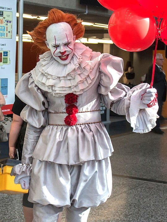 Personagem marcante: Pennywise - Criatura sobrenatural metamórfica, ou seja, consegue mudar de formas, embora a principal seja de palhaço. Tão popular que virou fantasia em diversos eventos pelo mundo.  