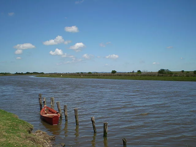 O Arroio Chuí corta a cidade que tem justamente esse nome: Chuí. Depois vira a leste, para desaguar no Oceano Atlântico, junto à Praia da Barra do Chuí