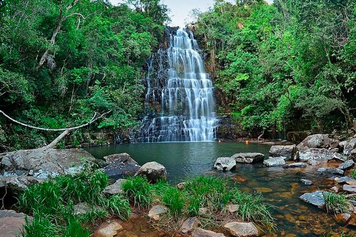 Salto Cristal - A 160 km de Assunção, essa cachoeira é um dos lugares favoritos no país para a prática do ecoturismo. Além de contemplar paisagens naturais de grande beleza, as pessoas podem se banhar numa piscina natural de 17m de profundidade.