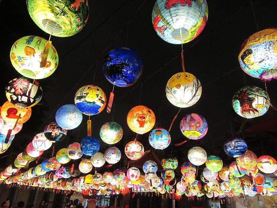 No 15Âº dia do novo ano, faz-se entÃ£o o Festival das Lanternas, que marca o encerramento das celebraÃ§Ãµes. 