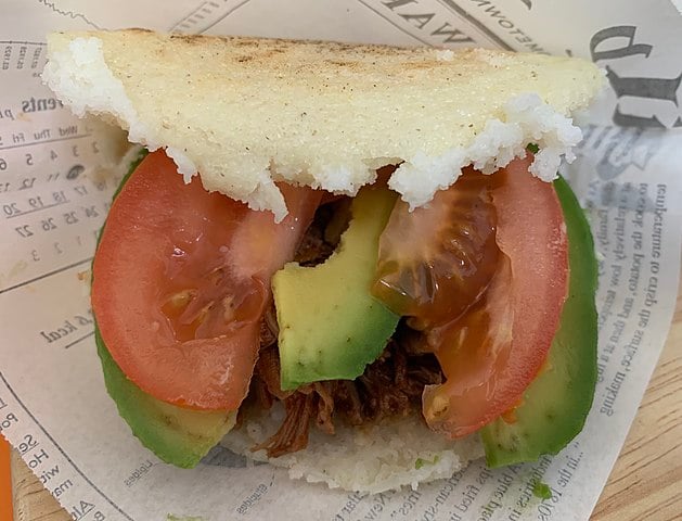 Essa especialidade venezuelana também costuma ser degustada com tomate e outros vegetais. A receita normalmente leva farinha de trigo, fermento em pó, sal a gosto, açúcar, manteiga, ovo e leite. 